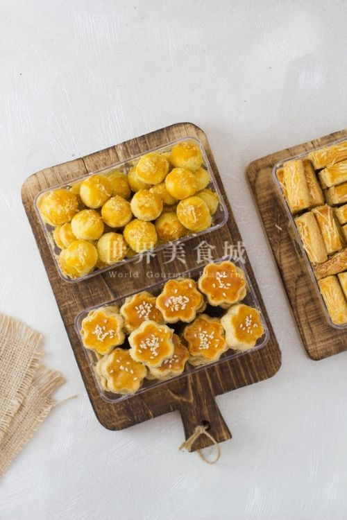 印尼鳳梨酥和乳酪棒餅乾放在木托盤上