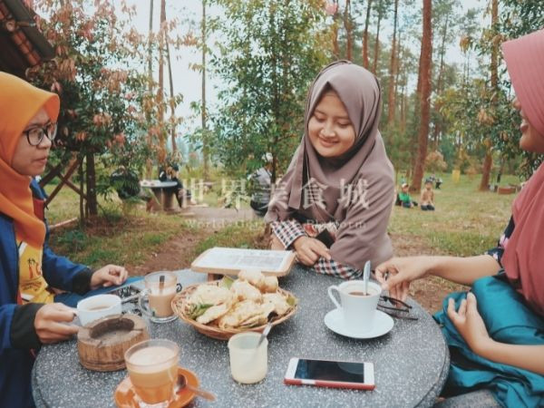 穆斯林女性圍坐在石桌旁享用輕食