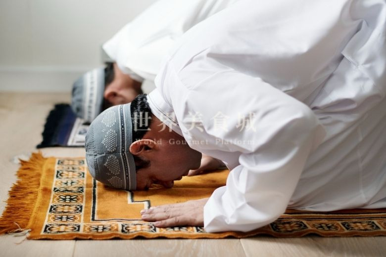 穆斯林跪在拜毯上礼拜